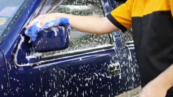 Pria Mencuci Mobil Menggunakan Shampo Setiap Hari Mobil Hidup Peduli — Stok Video