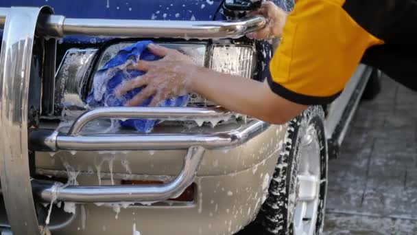 Pria Mencuci Mobil Menggunakan Shampo Setiap Hari Mobil Hidup Peduli — Stok Video