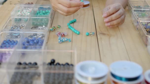 Vrouw Maken Turquoise Ketting — Stockvideo