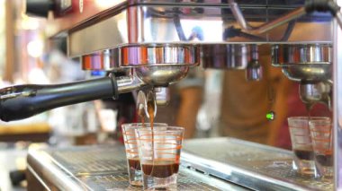 Closeup çekim kafede yapım sırasında çay maker Makina