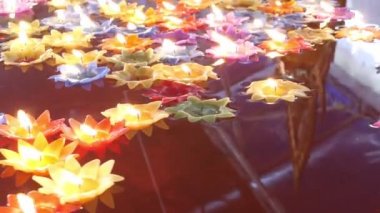 Tay tapınağında iyi şans için süzülen mum