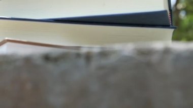 Üstünde kırmızı alarm saati olan büyük bir kitap yığını.