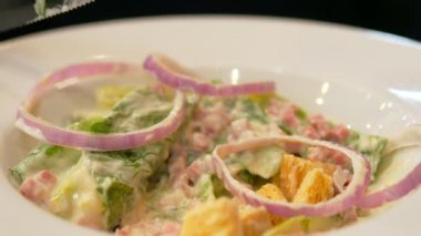 İnsanlar Sezar salatası yiyor.