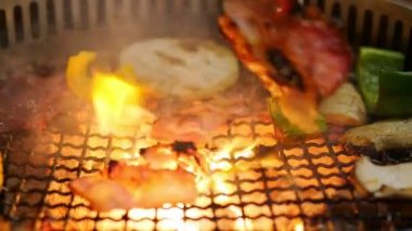 Taze et ve sebzeli kömür ızgarası.