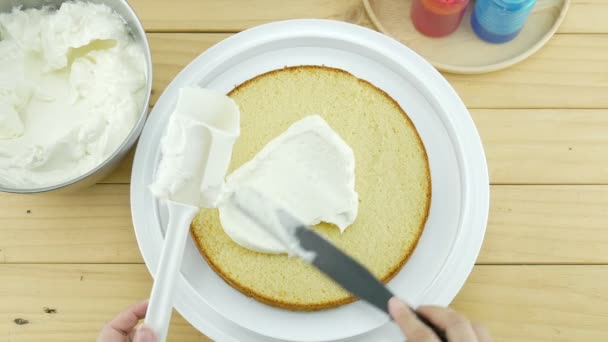 Mulher Está Colocando Creme Branco Cima Bolo Manteiga Usando Espátula — Vídeo de Stock