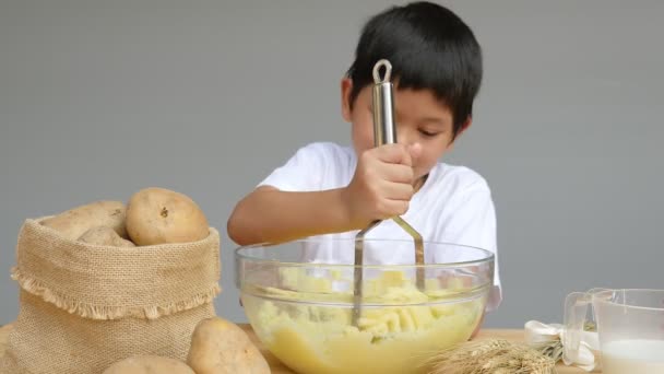 Хлопчик Робить Картопляне Пюре — стокове відео