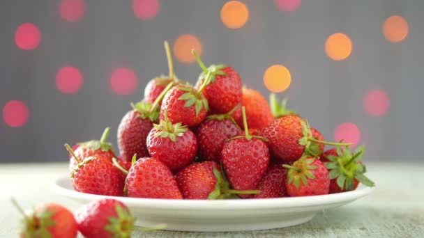 Strawberry Stack Vit Skål Över Färgglada Blinka Ljus Bokeh Bakgrund — Stockvideo