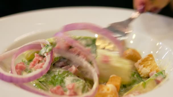 Mensen Die Caesar Salade Eten — Stockvideo