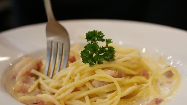 Mensen Eten Spaghetti Carbonara — Stockvideo