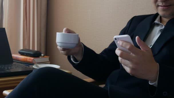 Uomo Affari Che Lavora Con Cellulare Mentre Beve Caffè Camera — Video Stock