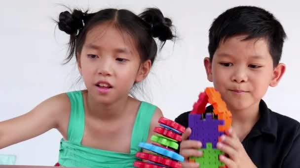 Азиатские Дети Играют Головоломки Пластиковый Блок Творческой Игры Практиковать Свои — стоковое видео