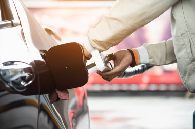 Adam Ngv, doğal gaz araç, kafa dağıtıcı Tayland benzin istasyonunda bir araba için giyiyor