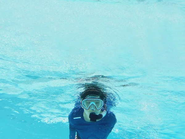 Jongen Duikt Met Behulp Van Snorkel Het Schone Heldere Zeewater — Stockfoto