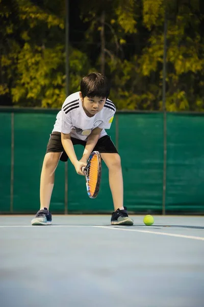Ásia Menino Jogar Tênis — Fotografia de Stock
