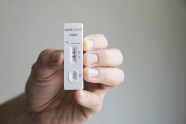 ATK Covid-19 kopya alanı arka planıyla pozitif test sonucu