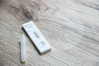 ATK Covid-19 kopya alanı arka planıyla pozitif test sonucu