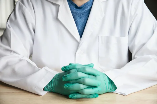 Middle Part Doctor Sitting Put Green Glove — Stockfoto