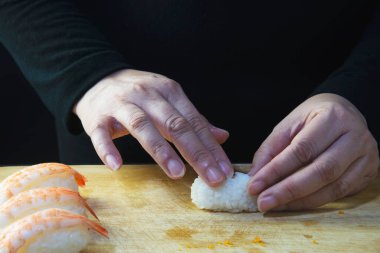 Japon maki suşi dürümü, doğu restoranında servis ediliyor, şef Japon geleneği aşçılık menüsü hazırlıyor, çeşitli lüks, sağlıklı beslenme konsepti.