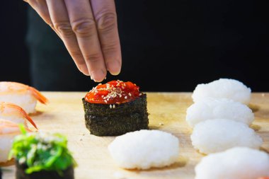 Japon maki suşi dürümü, doğu restoranında servis ediliyor, şef Japon geleneği aşçılık menüsü hazırlıyor, çeşitli lüks, sağlıklı beslenme konsepti.