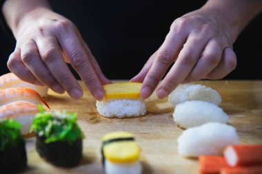 Japon maki suşi dürümü, doğu restoranında servis ediliyor, şef Japon geleneği aşçılık menüsü hazırlıyor, çeşitli lüks, sağlıklı beslenme konsepti.