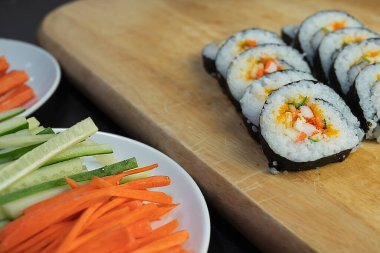 Maki suşi japon dürümü restoranda menü, yakın çekim fotoğrafçılık taze yemek Kaliforniya 'yı sağlıklı hale getirdi geleneksel aşçılık aperatifi tarifleri yiyor.