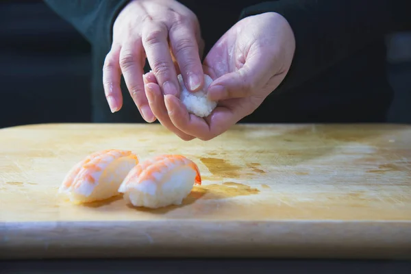 Japanisches Maki Sushi Brötchen Orientalischen Restaurant Chefkoch Bereitet Japanisches Traditionelles — Stockfoto