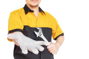 Asyalı mekanik adam beyaz arka planda izole edilmiş, profesyonel otomobil bakım teknisyeni atölyesi otomobil tamirhanesi işgali konsepti