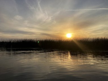 Yazın gün batımında nehirde