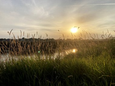 Yazın gün batımında nehirde