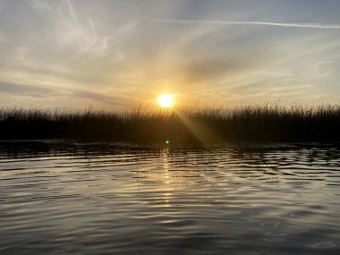 Yazın gün batımında nehirde