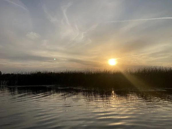 Yazın gün batımında nehirde