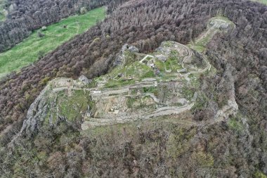 Büyük ortaçağ şatosu Kalich 'in kalıntıları kayalık tepe hava manzarasında.
