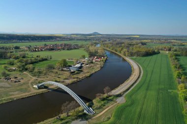 Gaz kanalı köprüsü olan labirent nehri, arka planda Rip dağı olan yeşil alanlar.