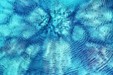 Helikopterle oluşturulan dairelerle su yüzeyinin üstünde denizin dibi.