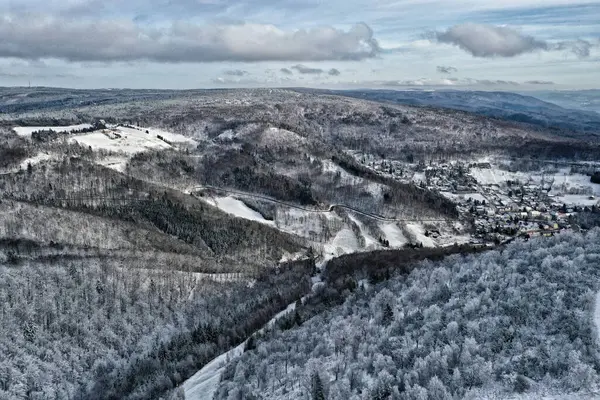 Florestas Vale Inverno Com Colinas Cobertas Neve Aldeia Cima — Fotografia de Stock