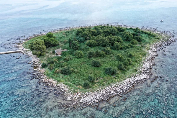 Pojedyncza Mała Skalista Wyspa Jednym Domkiem Zielonym Krzakiem — Zdjęcie stockowe
