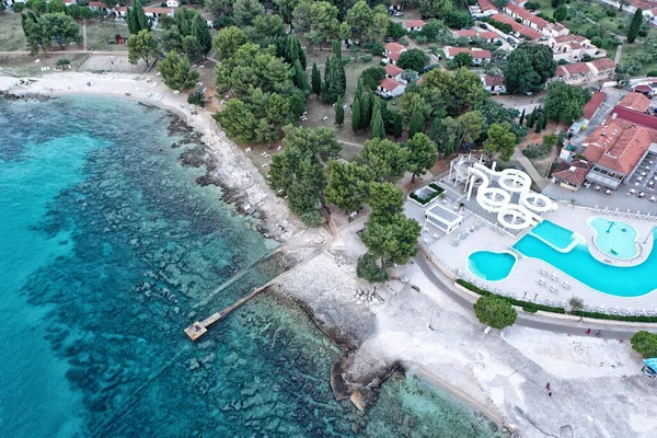 Rocky Sea Shore Empty Pier Hotel Building Pool — Stock Photo, Image