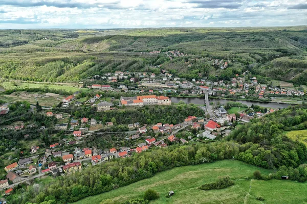 Staden Nizbor Med Slottet Från Himlen Tidig Vår — Stockfoto