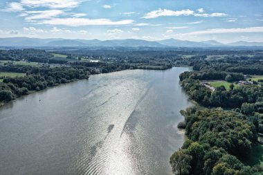 Güneş yansımalı Zermanice su barajı yaz günü hafif bulutlu