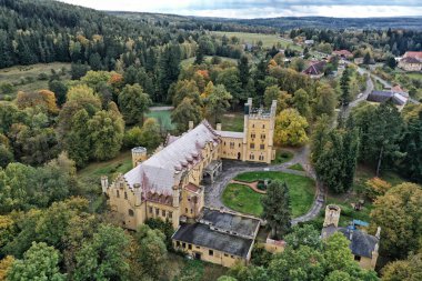 Tek kulesi, parkı ve ormanı olan küçük bir şato.