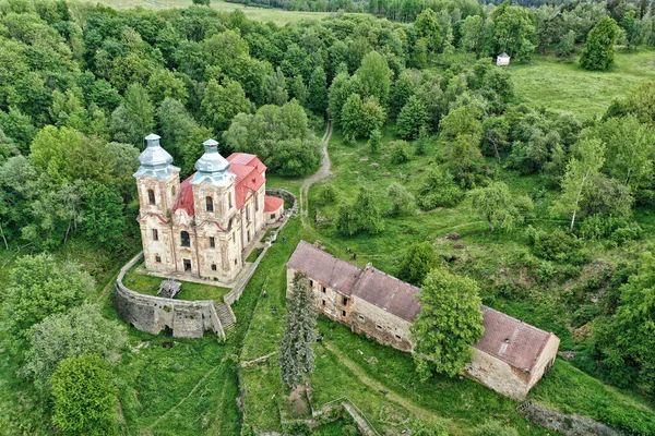 Skoky Église Avec Des Bâtiments Ruine Village Abandonné — Photo