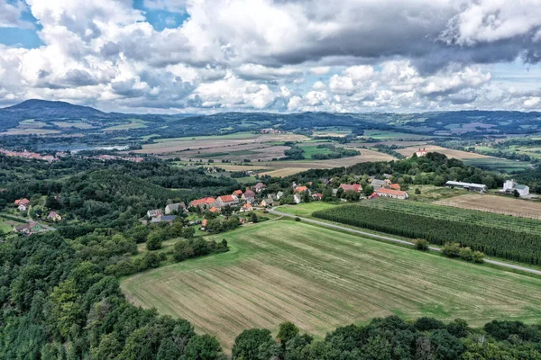 チェコの村北ボヘミアのパノラマの空気からオストレ — ストック写真