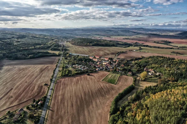 Přímá Cesta Malé Vesničce Lesům Mezi Podzimními Poli — Stock fotografie