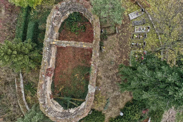 Roofless Oval Chapelle Ruins Small Graveyard Top — стоковое фото