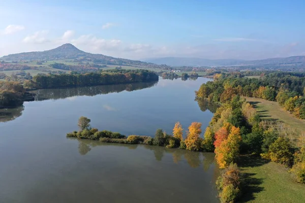 Çek Doğasında Sonbahar Günü Renkli Ağaçların Yanındaki Göller Göller — Stok fotoğraf
