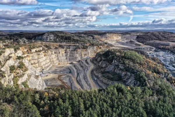 Gran Complejo Minas Profundas Con Carreteras Koneprusy Día Nublado — Foto de Stock