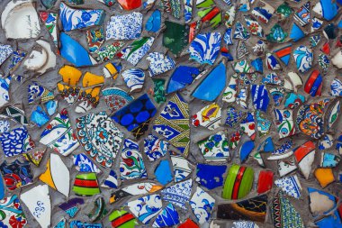 Beton duvarda mozaik renkli porselen parçalar