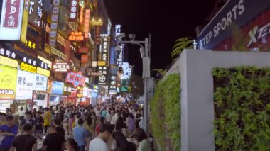 Gece sokakta yürüyen Asyalılar Changsha şehri, Çin, gece neon şehir ışıkları, gece şehri, 4K görüntüleri, Asya şehri, Asya megapolisi, Asyalı kalabalık