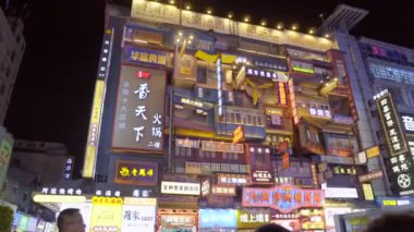 Changsha, Çin 'in gece sokağının güzel manzarası, duvarda neon ışıklarının parlak renkleri, kalabalık bir gece, Asya sokağı, gece hayatı, varış yeri, seyahat ve tatil konsepti, aydınlanma, kentsel, 4K görüntüleri.