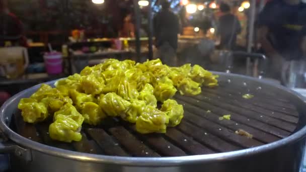 Ταϊλάνδη Πλανόδιος Πωλητής Μαγειρεύει Παραδοσιακά Ασιατικά Σνακ Τροφίμων Στη Νυχτερινή — Αρχείο Βίντεο